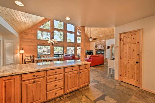 Deck, BBQ & Fireplace: Family Cabin in Show Low!, Show Low (foto 9)