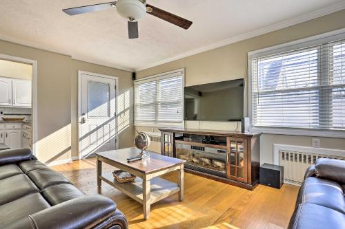 Long Island Apt with Shared Yard, Near Golfing!