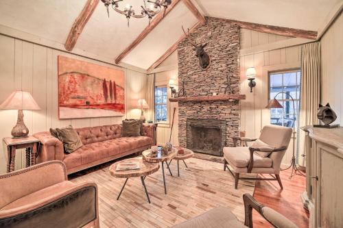 Mirror Lake Cabin about 1 Mi to Dtwn Highlands! in Highlands, USA
