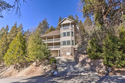 Huge Lake Arrowhead Home with 3 Decks and Grill! in Lake Arrowhead, USA