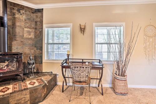 Huge Lake Arrowhead Home with 3 Decks and Grill! in Lake Arrowhead, USA