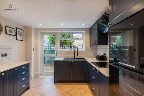 STYLISH HOME WITH FREE PARKING - 10 MINS TO LEGOLAND! - By Tempstay, Виндзор