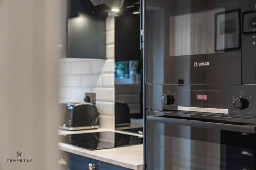 STYLISH HOME WITH FREE PARKING - 10 MINS TO LEGOLAND! - By Tempstay, Windsor (zdjęcie 3)