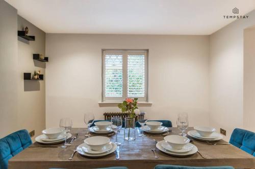 STYLISH HOME WITH FREE PARKING - 10 MINS TO LEGOLAND! - By Tempstay, Windsor (zdjęcie 4)