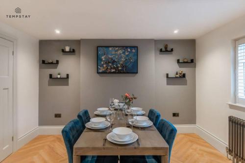 STYLISH HOME WITH FREE PARKING - 10 MINS TO LEGOLAND! - By Tempstay, Windsor (zdjęcie 7)