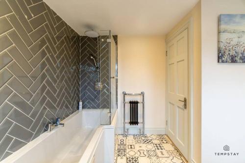 STYLISH HOME WITH FREE PARKING - 10 MINS TO LEGOLAND! - By Tempstay, Windsor (zdjęcie 10)