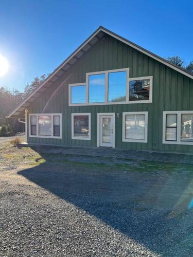 3 BR Pigeon Forge Chalet! Beautiful new furnishings low price !