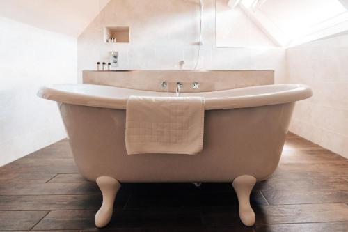 ห้องน้ำ, Cat and Custard Pot Inn in เท็ทบูรีย์