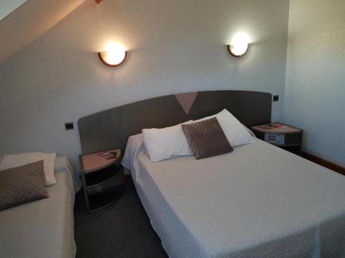 1 double bed, 1 twin bed
