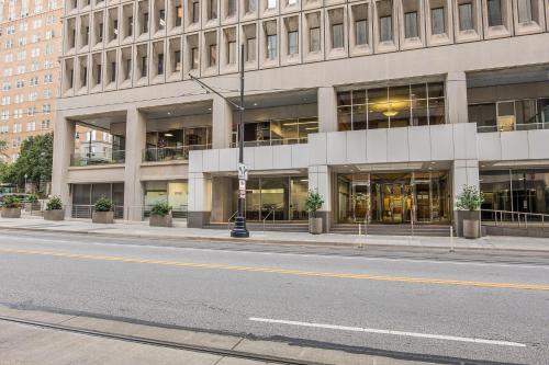Frontdesk Sky on Main Apts Downtown Kansas City - image 5