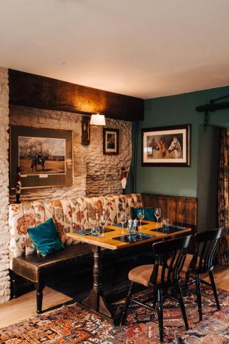 Cat & Custard Pot Inn