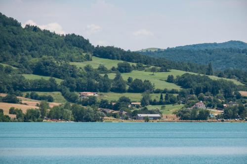 Lakeside Mulberry House - La Maison du Mûrier gîte à louer Camplimoux