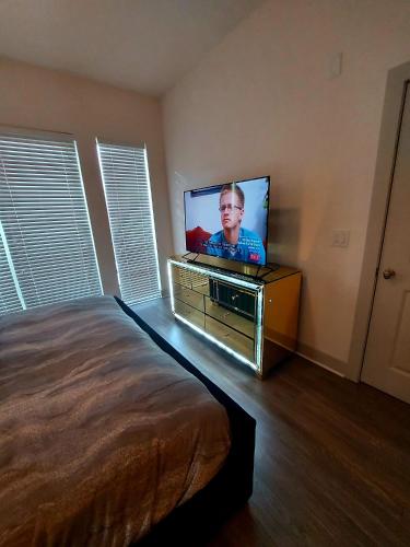 EXQUISITELEY FURNISHED 1 BD BUCKHEAD APARTMENT
