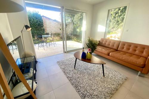 Le roche blanche - Terrase et parking - Location saisonnière - Nîmes