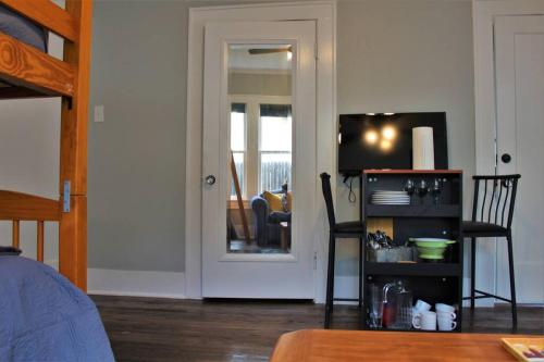 CasaMagnolia - Cheerful 3-bdrm home, free parking, 30 days or more in San Antonio, USA