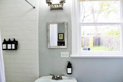 CasaMagnolia - Cheerful 3-bdrm home, free parking, 30 days or more in San Antonio, USA