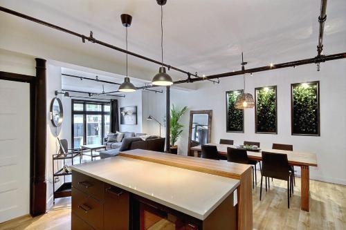 Le Gentleman // Downtown spacious condo