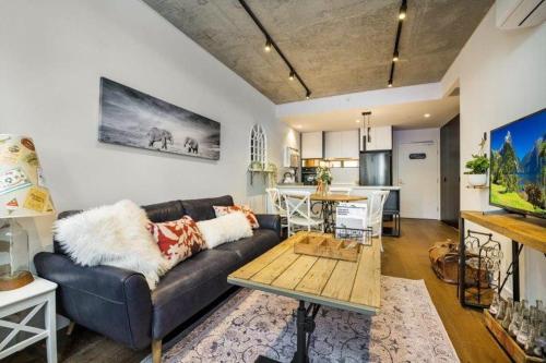 Luxury African themed apartment☆10min to MCG & Swan St☆On-site Parking☆Balcony☆Rooftop deck☆Gym☆
