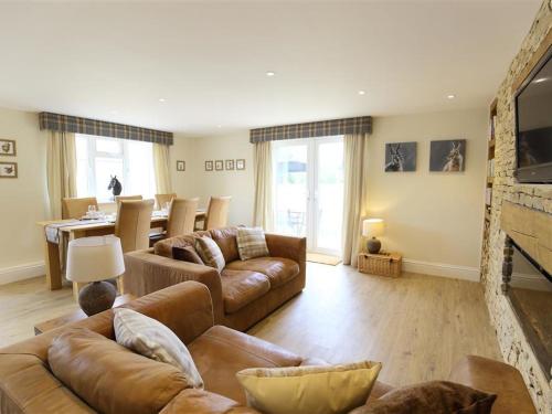 Old Groom's Cottage WITNEY - image 5