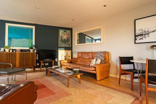 Gorgeous 2 Bedroom Apartment with Balcony in Leith gîte à louer Leith