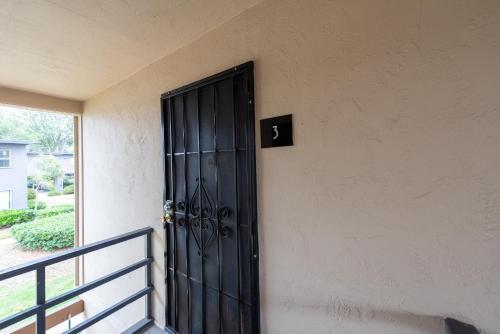 Exterior view, Cozy 2BR w/ Gym & Pool -15 mins to Mission Beach! in Bay Park