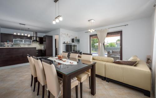 Villa Luna Tinjan, Pool and Wellness
