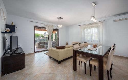 Villa Luna Tinjan, Pool and Wellness