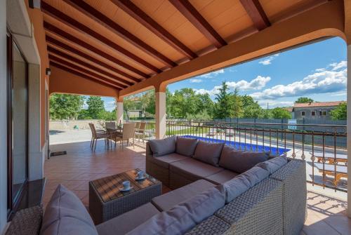 Villa Luna Tinjan, Pool and Wellness