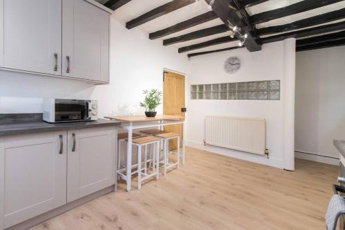4 bedroom characterful coach house with hot tub!