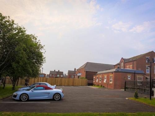 Modern city centre flat with free parking