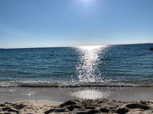 Cap d Antibes, Salis beach , 2 bedrooms , free parking - Tap to explore photos