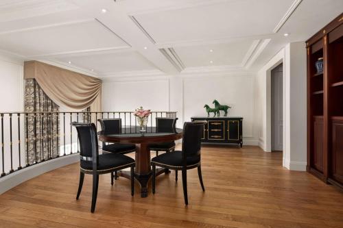 Shangri-La Hotel Paris - image 2