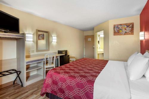 Econo Lodge Belle Fourche - image 7