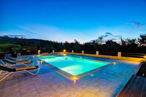 6 Bedroom Property with Wonderful views Over the Surrounding Countryside gîte à louer Golf Club Opio Valbonne