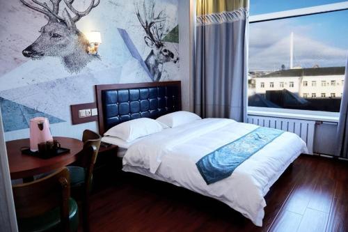 Holiday Hotel - main image