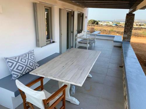 2 bedrooms house with sea view and enclosed garden at Antiparos 1 km away from the beach gîte à louer Antíparos