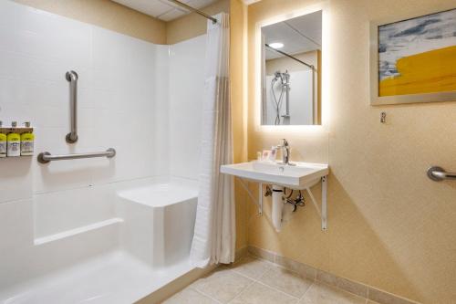 Holiday Inn Express Paramus an IHG Hotel - image 8