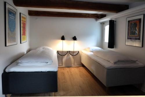 2 twin beds