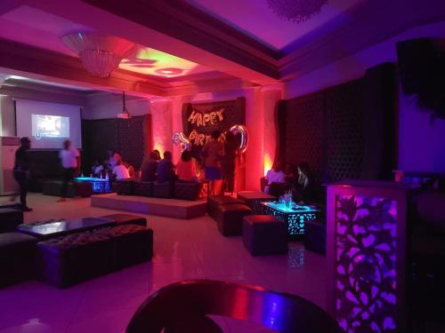 Паб, HOTEL HIBISCUS LOUIS in Либревиль