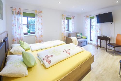 1 queen bed, 1 sofa bed