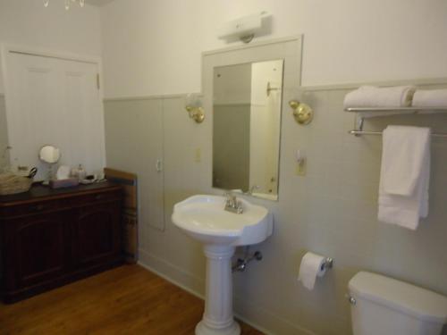 Governor's Mansion Inn, Miramichi (photo 8)