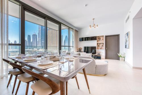 Stunning Burj Khalifa Views 3 plus 1 bed - image 7
