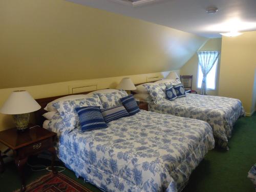 2 queen beds
