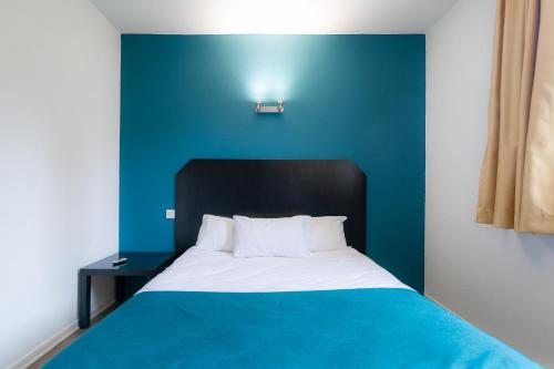 1 double bed, 1 bunk bed