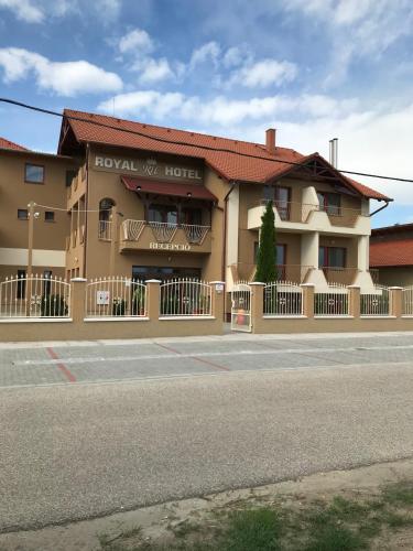 Royal Hotel, Cserkeszőlő bei Kecskemét