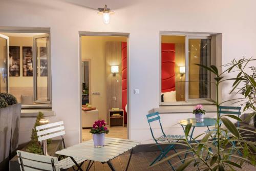 L'Interlude Hotel near Dhalgren Gallery