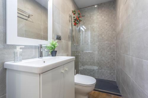 2 bedrooms, 6 beds