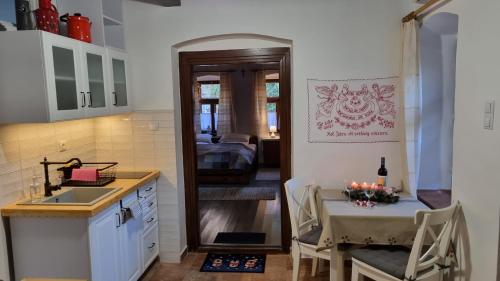 virtuve, Hutai Meseház (Hutai Mesehaz) in Háromhuta