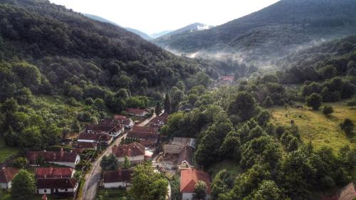 Apkārtne, Hutai Meseház (Hutai Mesehaz) in Háromhuta