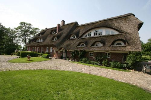 Erlenhof-Steinau-Fachwerkhaus-mit-Reetdach · Ankelohe